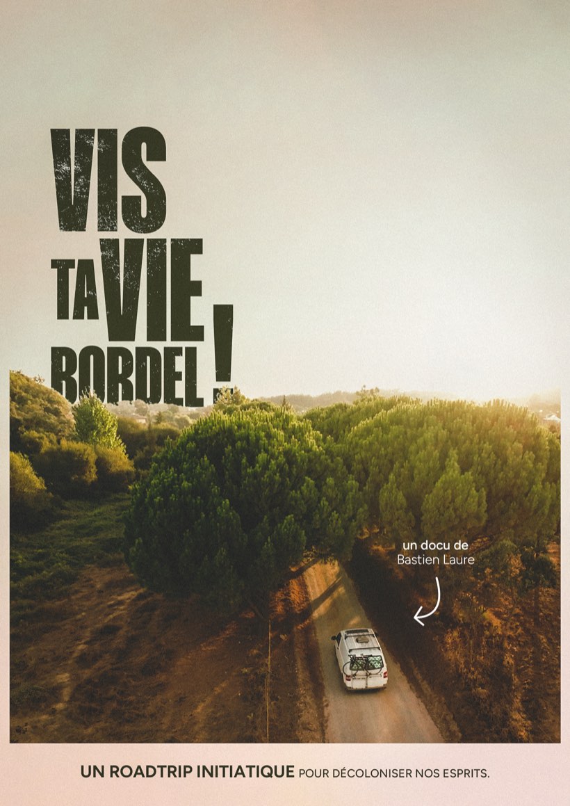 Affiche du film Vis ta Vie, Bordel ! : un van blanc sur une route de terre bordée de pins, au coucher du soleil